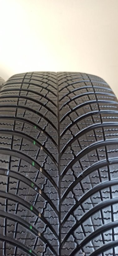Goodyear 215/40 R18 89W 1x6,5-7,5mm 1x5,5-6mm (Použité)