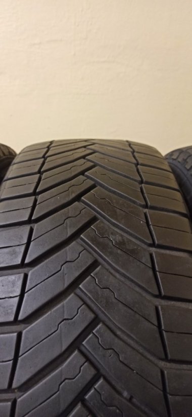 Michelin Agilis Cross Climate 215/60 R17C 4-6,5mm (Použité)