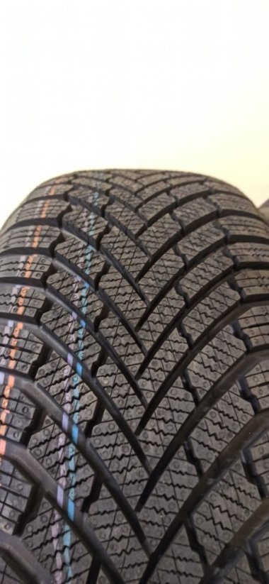 Continental WinterContact 215/55 R16 93H 8,5 mm