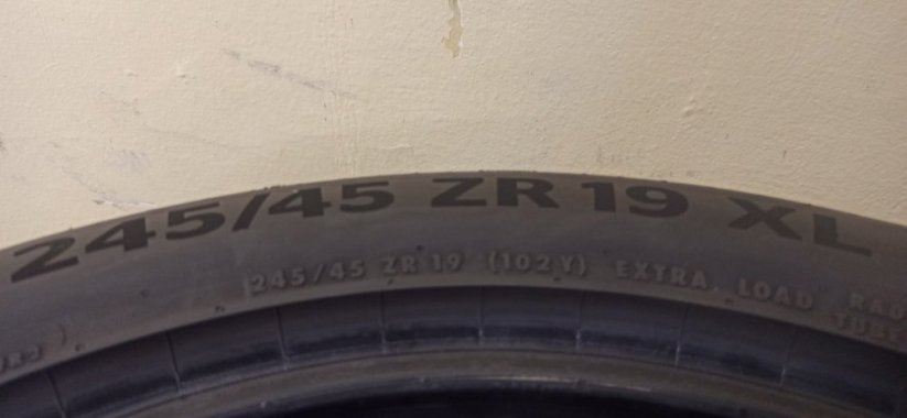 Continental 245/45R19 102Y 2x 5,5-5mm, 2x3-4mm (Bazarové)