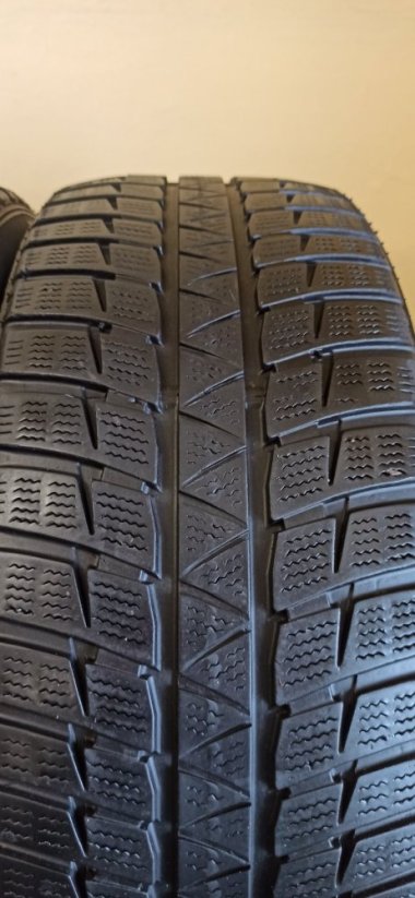 Falken 225/45 R19 92V 5mm (Bazarové)