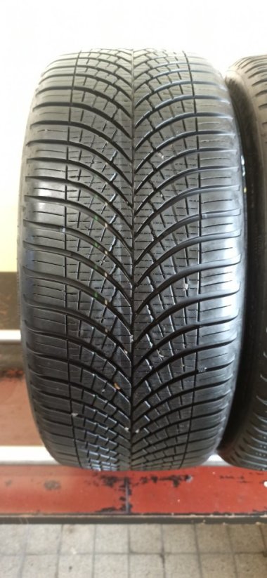 Goodyear 215/40 R18 89W 1x6,5-7,5mm 1x5,5-6mm (Použité)