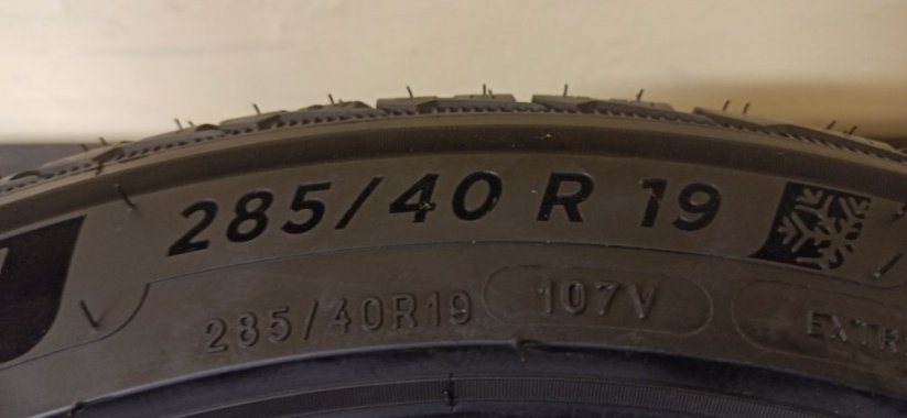 Dvourozměrné Michelin Alpin 265/40 R19+ 285/40 R19 (Bazarové)