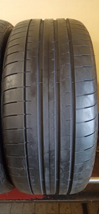 Goodyear Eagle F1 Asymetric5 265/40R21 105H 2x5,5-5mm (Bazarové)