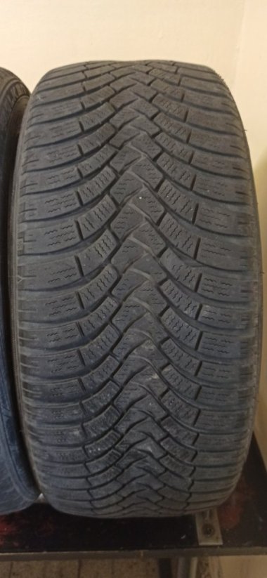 Falken Eurowinter HS01 245/40 R19 98V 4,5 - 5,5mm (Bazarové)