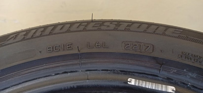 Bridgestone 215/45 R16 86H 6,5mm (Bazarové)