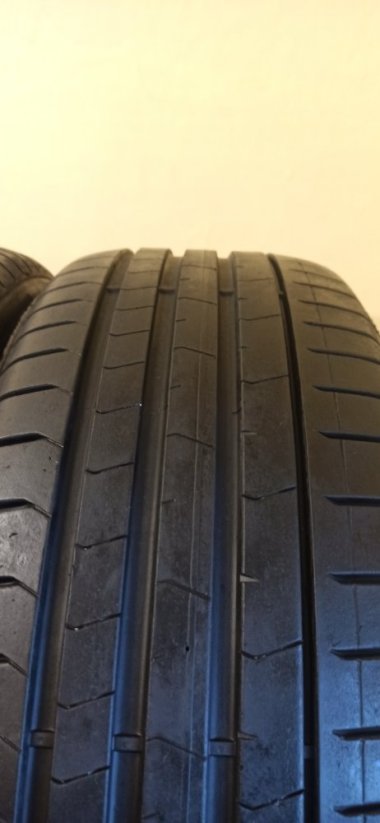 Pirelli P Zero 225/50 R18 99W 2x5,5mm, 2x 4,5-5mm (Bazarové)