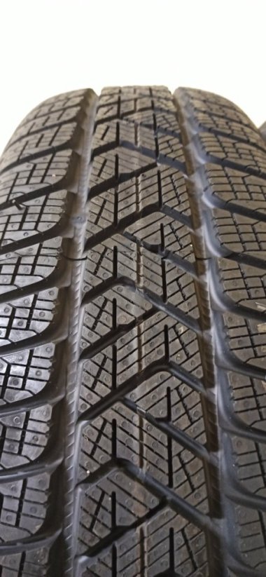 Pirelli Scorpion Winter 215/ 65 R17 99H 8mm (Použité)