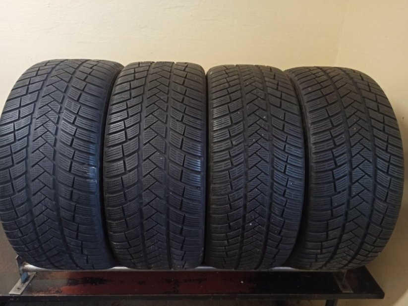 VREDESTEIN dvourozměrné 255/40R21 + 265/40R21 (Použité)