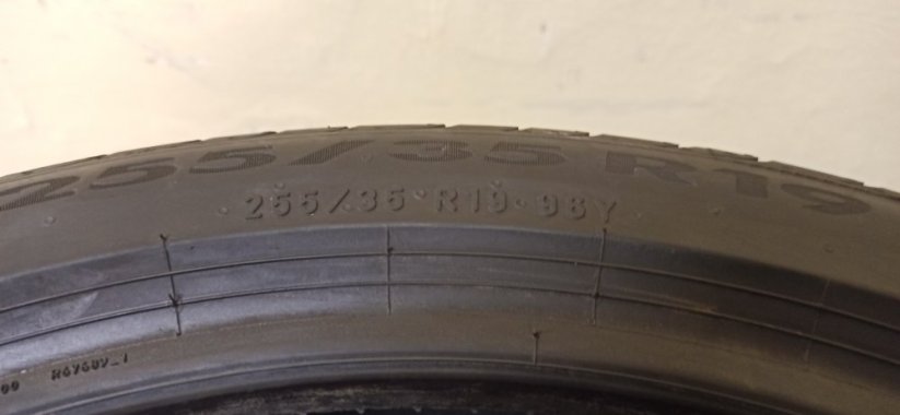 Pirelli 255/35 R19 96Y 1x5,5mm 1x3,5-4,5mm (Použité)