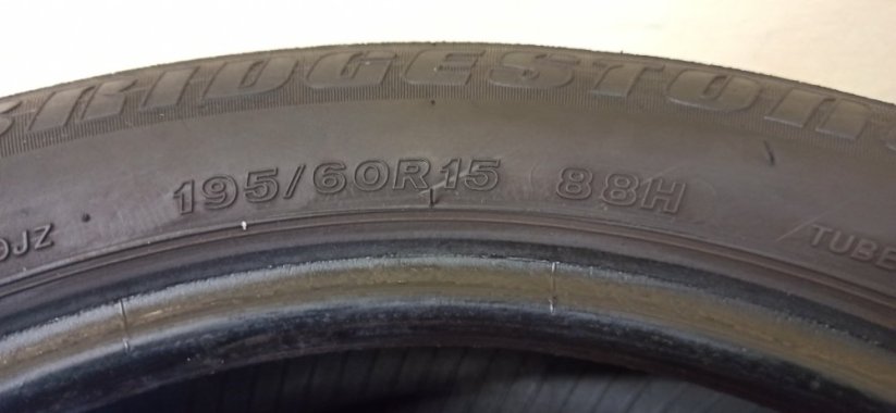 Bridgestone 195/60 R15 88H 4,5-5mm (Bazarové)