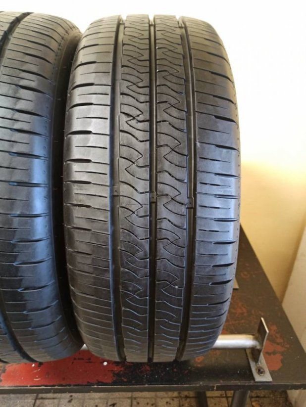 Kumho 235/55 R18 104H 7,5-8mm (Bazarové)