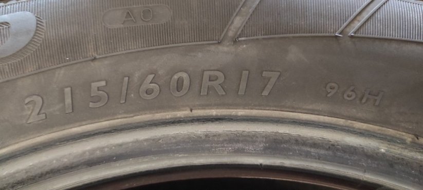 Zimní pneu DUNLOP 215/60/17 5mm (22122905) (Bazarové)