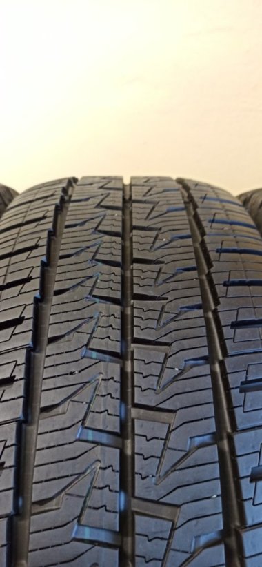 Continental 4Season 235/65/16C 115/113R 7-8mm (Použité)