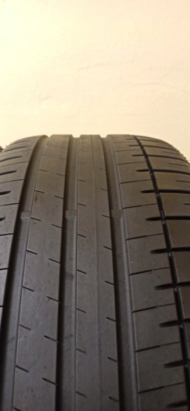 Falken 265/40 R22 106Y 4,5-5,5mm (Použité)