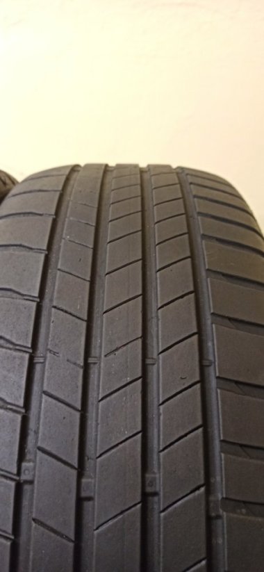Bridgestone 215/55 R17 94V 3,5-4mm (Použité)