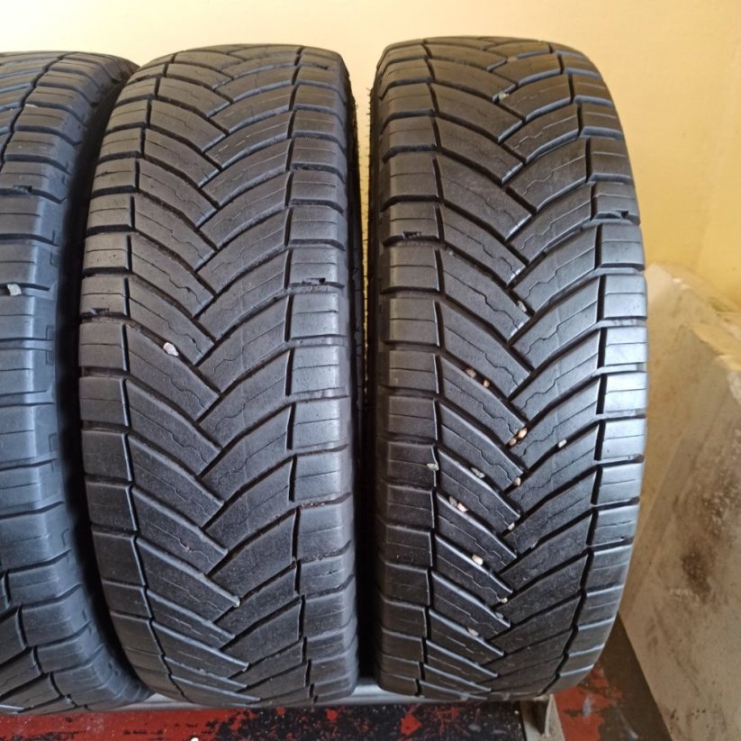Michelin Agilis Cross Climate 195/70 R15C 104/102T (Použité)