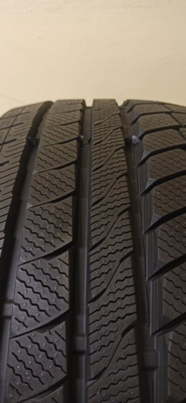 Davanti Wintoura + (XL) 245/40 R20 99W 8,5 mm (Bazarové)