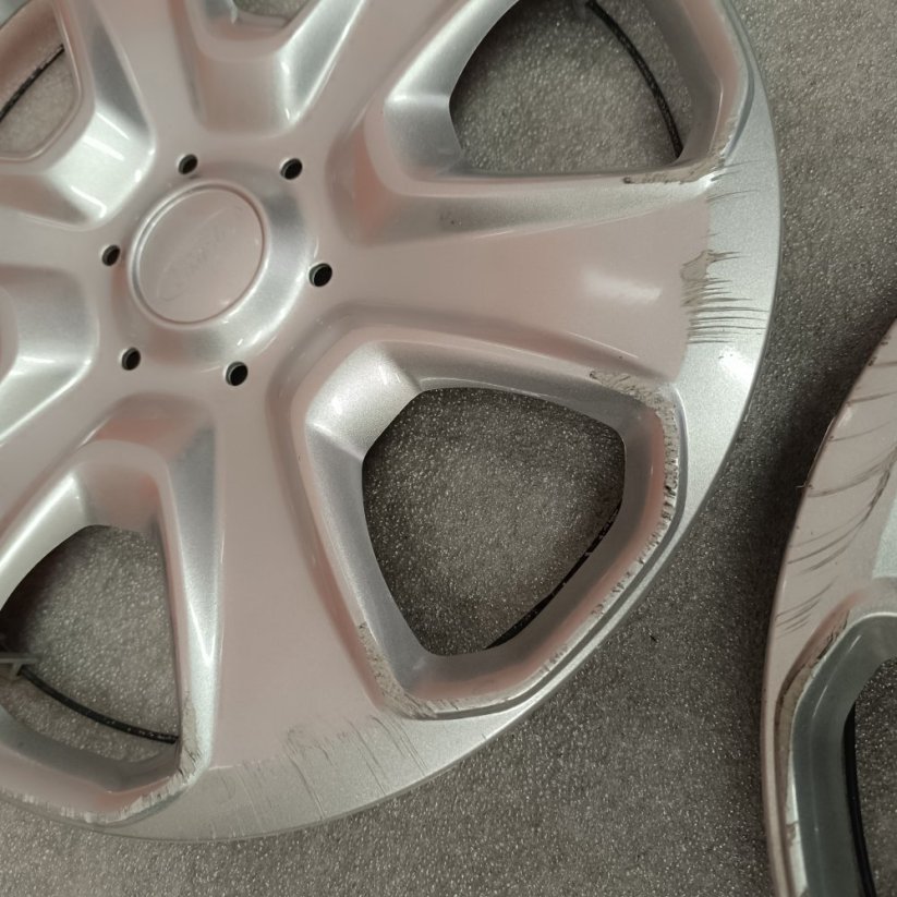 Poklice Ford Fiesta 15" (použité)