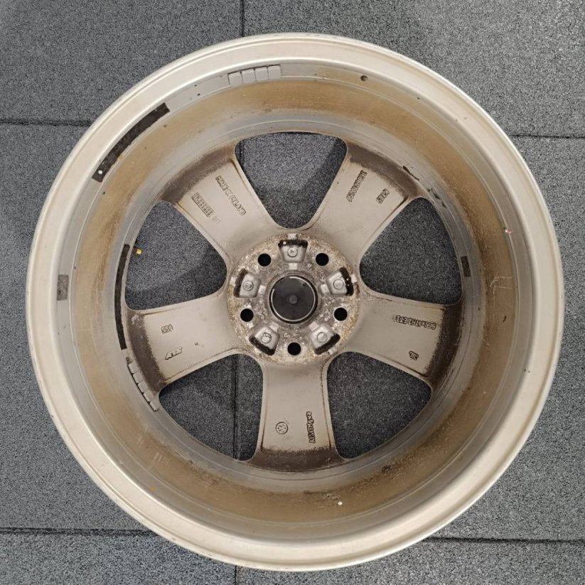 Originální alu kola Volkswagen Passat R17 ET39