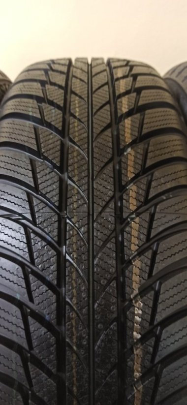 Bridgestone Blizzak LM001 185/60 R16 86H 8 mm