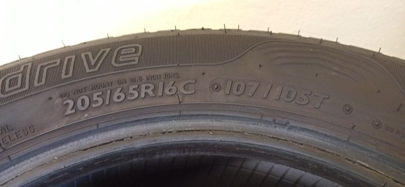 Dunlop econodrive 205/65 R16C 107/105T 7,5 - 8 mm (Bazarové)