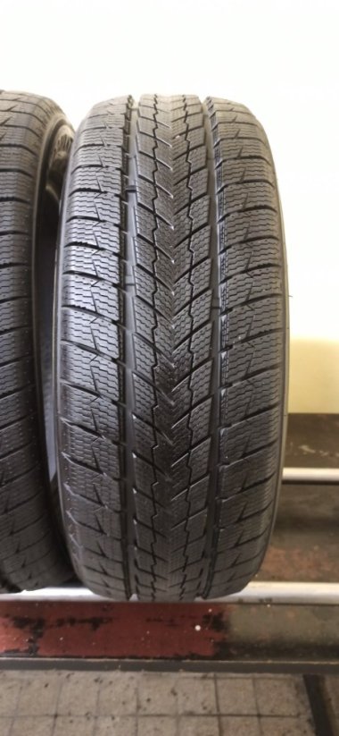 Davanti Wintoura SUV (XL) 235/55 R18 104V 8,5 mm (Bazarové)