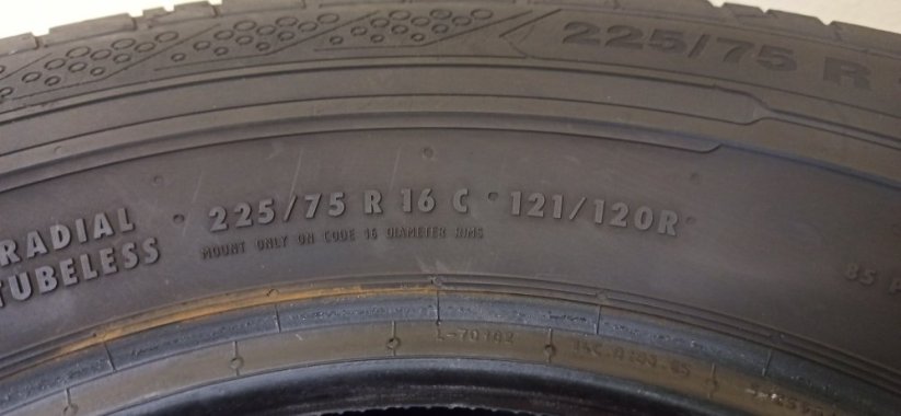 Continental 225/75 R16C 121/120R 5 - 5,5 mm (Bazarové)