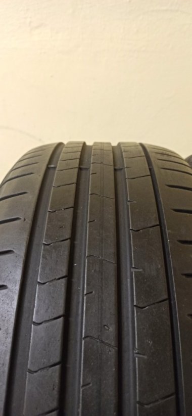 Pirelli P Zero 225/40 R19 93W 4-5mm (Bazarové)