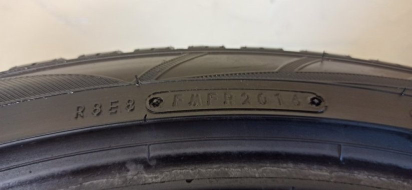 Falken 225/45 R19 92V 5mm (Bazarové)