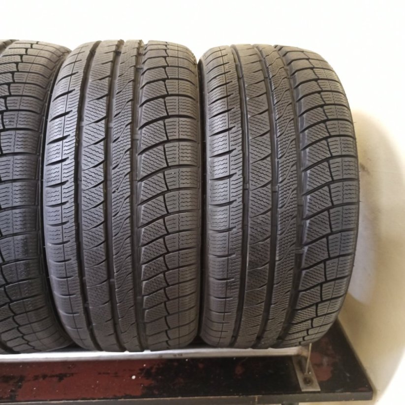 Davanti Wintoura+ XL 245/40 R18 97V 8,5 mm (Bazarové)