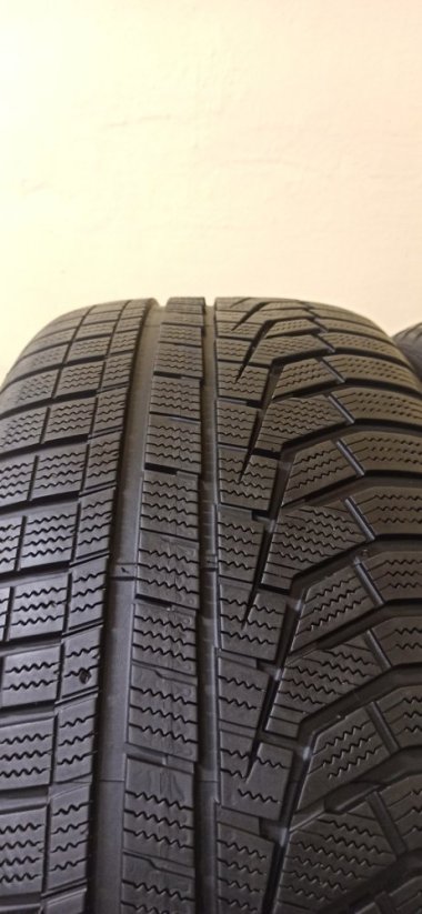 Hankook Winter icept evo 255/50 R19 107V 5,5-6,5mm (Bazarové)