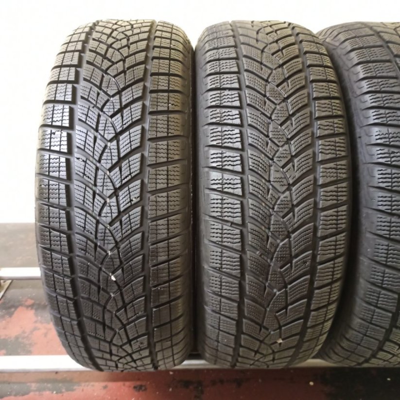 Goodyear 215/60 R17 96H 6 - 7,5 mm (Bazarové)