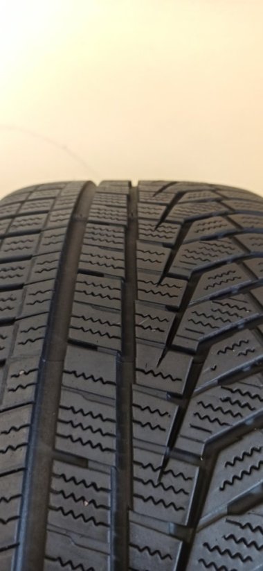 Hankook Winter icept evo 2 225/45 R17 94H 5,5 mm (Použité)