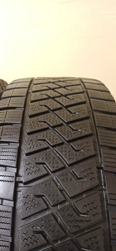 Lassa 235/65 R16C 115/113R 5-6mm (Bazarové)