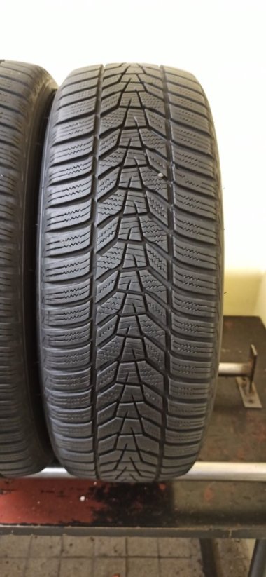 Hankook Winter icept evo 215/60 R17 96H 5,5-6,5mm (Bazarové)