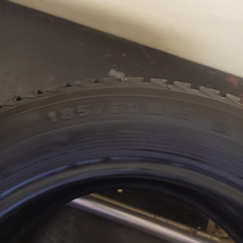 Michelin 185/60 R15 88H 2x6,5mm; 2x5,5-6mm (Bazarové)