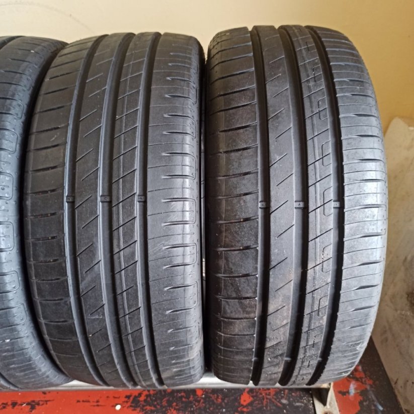 Goodyear 195/40 R17 81V 2x6,5mm 2x5mm (Použité)