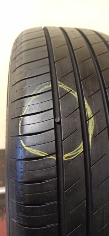 Goodyear Efficient Grip 215/55 R17 98W 6,5 mm (Bazarové)