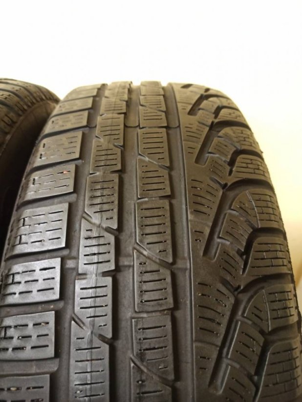 Pirelli 215/60 R17 96H 4,5-5,5mm (Bazarové)