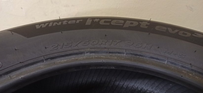 Hankook Winter icept evo 215/60 R17 96H 5,5-6,5mm (Bazarové)