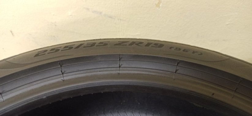 Pirelli 255/35 R19 96Y 4,5-5,5mm (Použité)