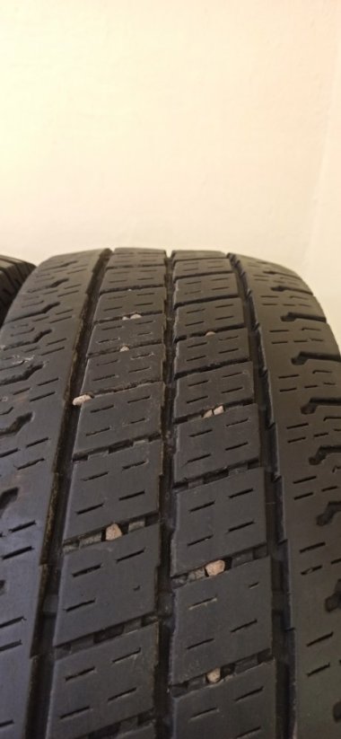 Uniroyal AllSeason 225/65 R16C 112/110R 5 - 9,5 mm (Bazarové)