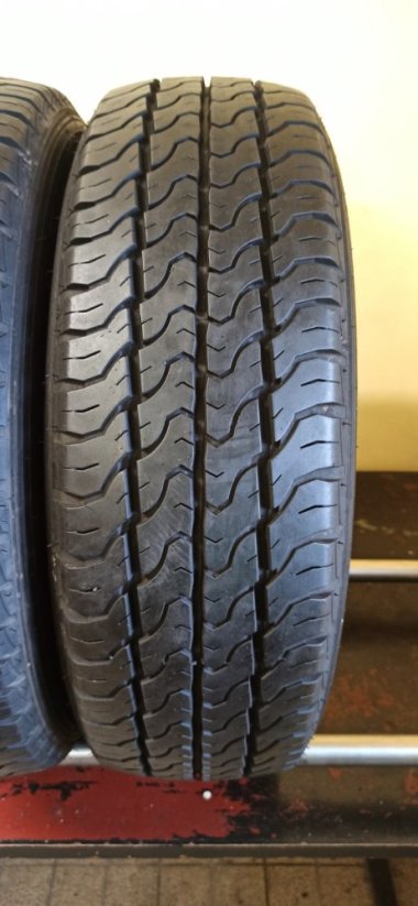 Dunlop econodrive 205/65 R16C 107/105T 7,5 - 8 mm (Bazarové)