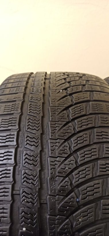 Nokian WR A4 255/35 R19 96V 4 - 5 mm (Bazarové)