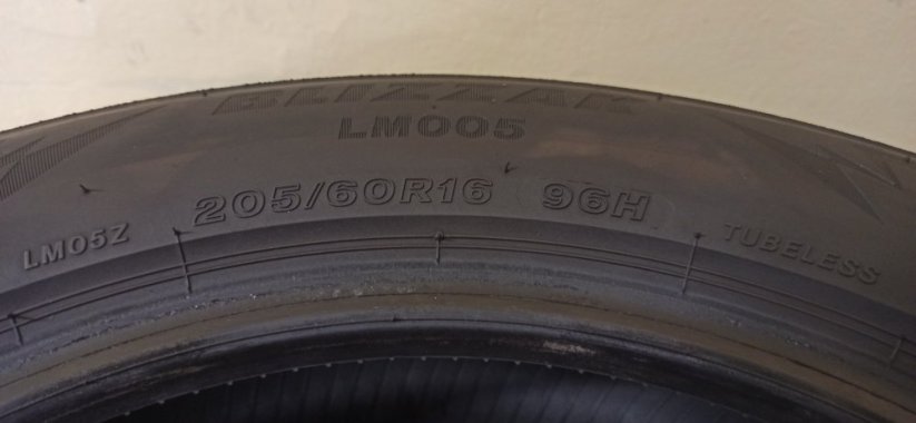 Bridgestone Blizzak 205/60 R16 96H 4,5 - 5 mm (Bazarové)