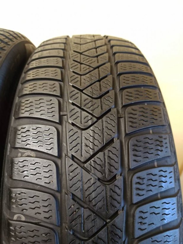 Pirelli 205/60 R17 93H 4,5-5,5mm (Bazarové)