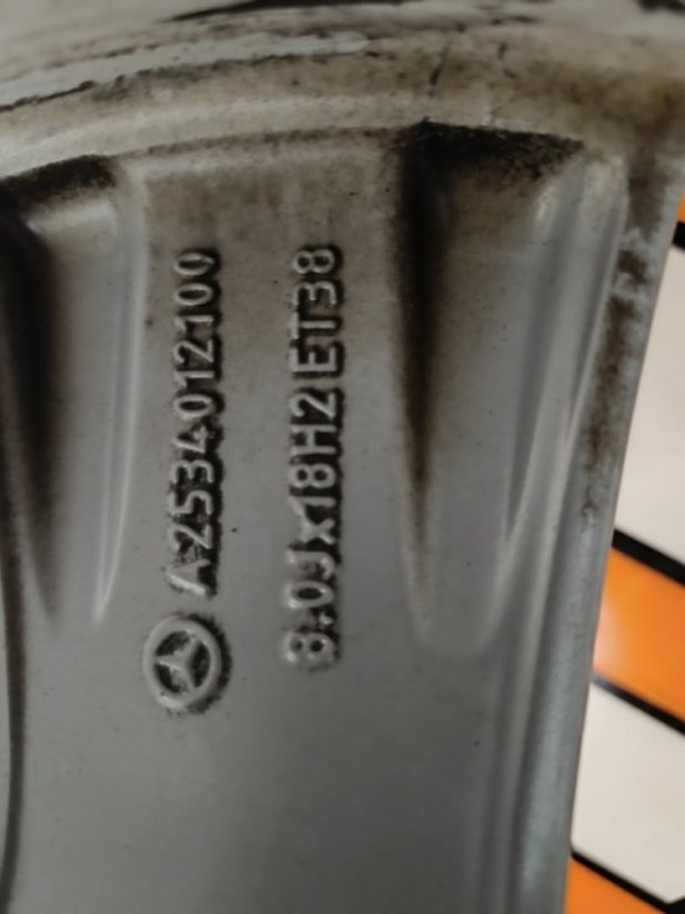 Kompletní kola Mercedes GLC 8x18'' ET38 zimní pneu