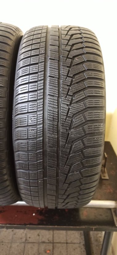 Hankook Winter icept evo 255/50 R19 107V 5,5-6,5mm (Bazarové)