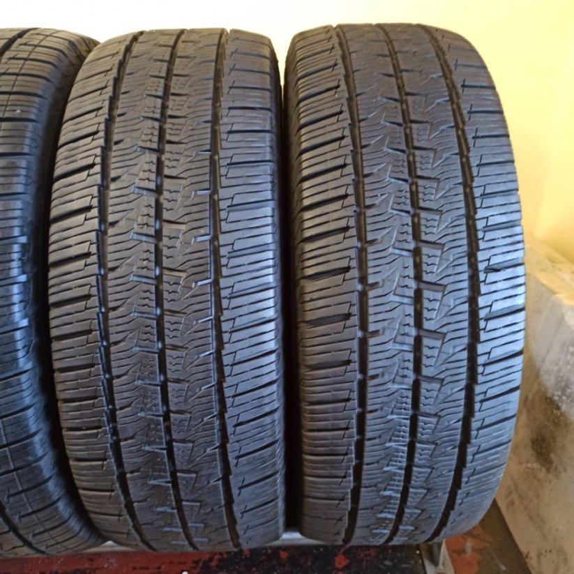 Continental 4Season 235/65/16C 115/113R 7-8mm (Použité)